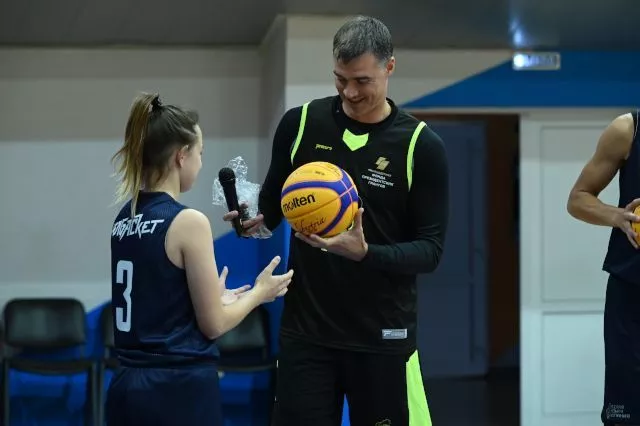 Легенды отечественного баскетбола встретились с игроками «Челбаскета» и юными спортсменами