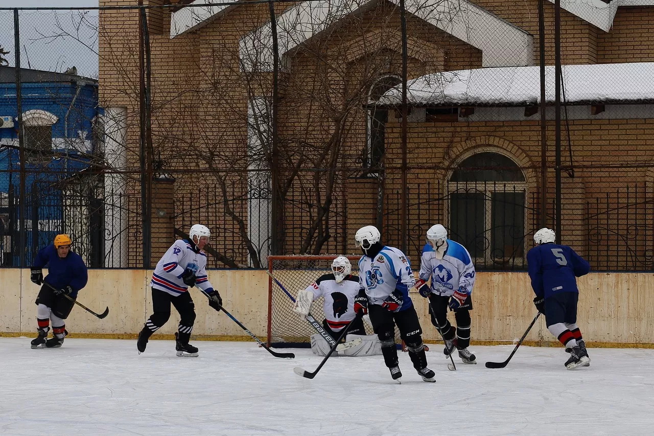 В копейской колонии провели товарищеский матч по хоккею