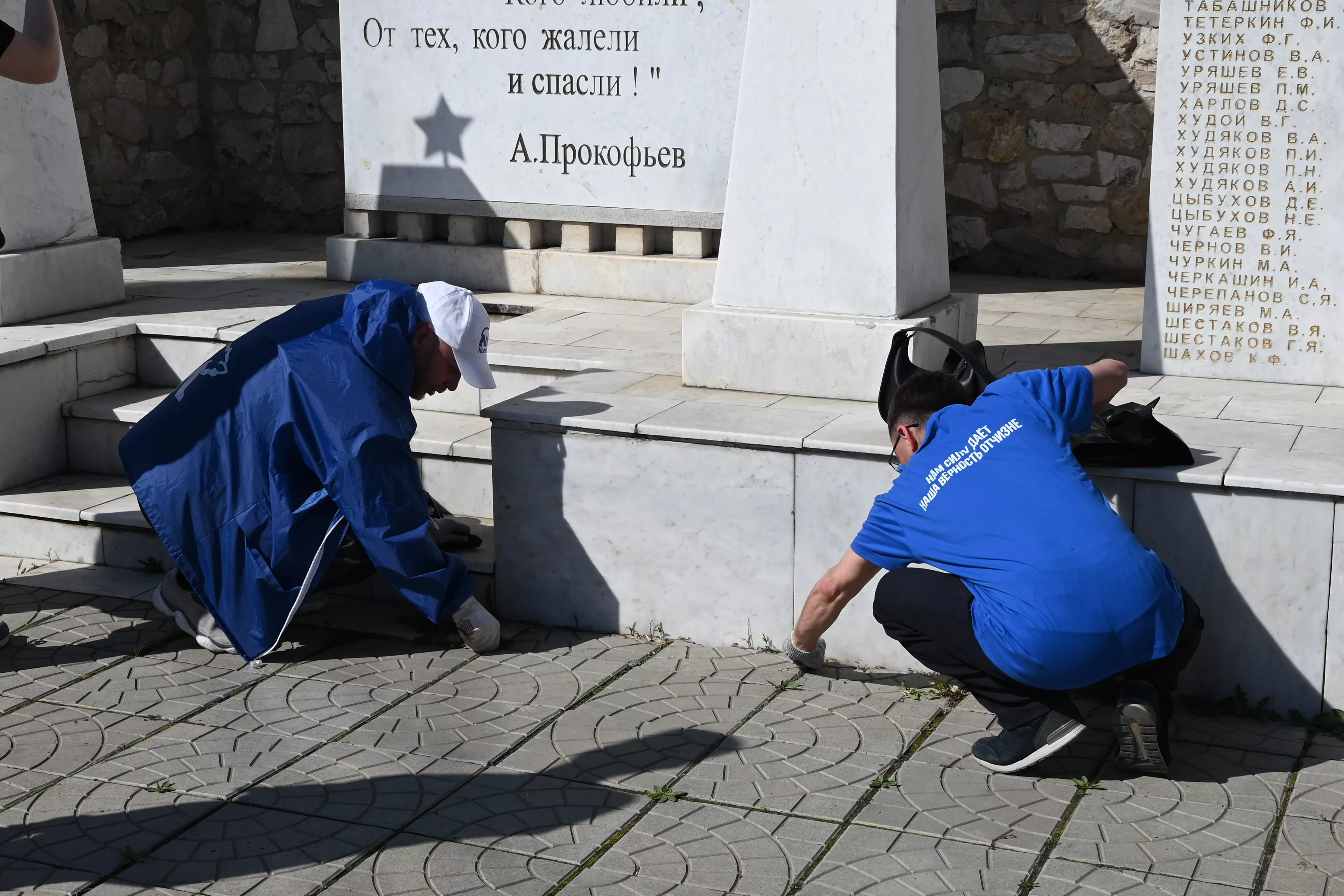 Жители Потанино освежили мемориальный комплекс