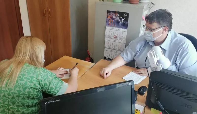 Сотрудники подразделения по вопросам миграции Отдела МВД России по городу Копейску вручили паспорт гражданина Российской Федерации уроженке Мариуполя