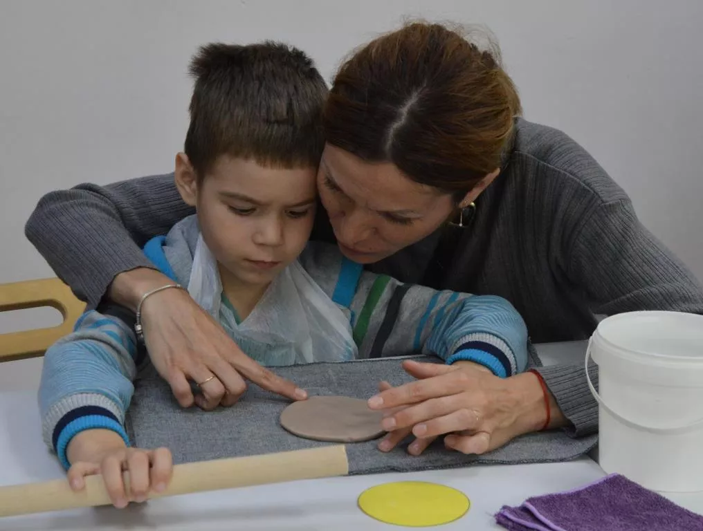 Особые дети осваивают «гончарку»