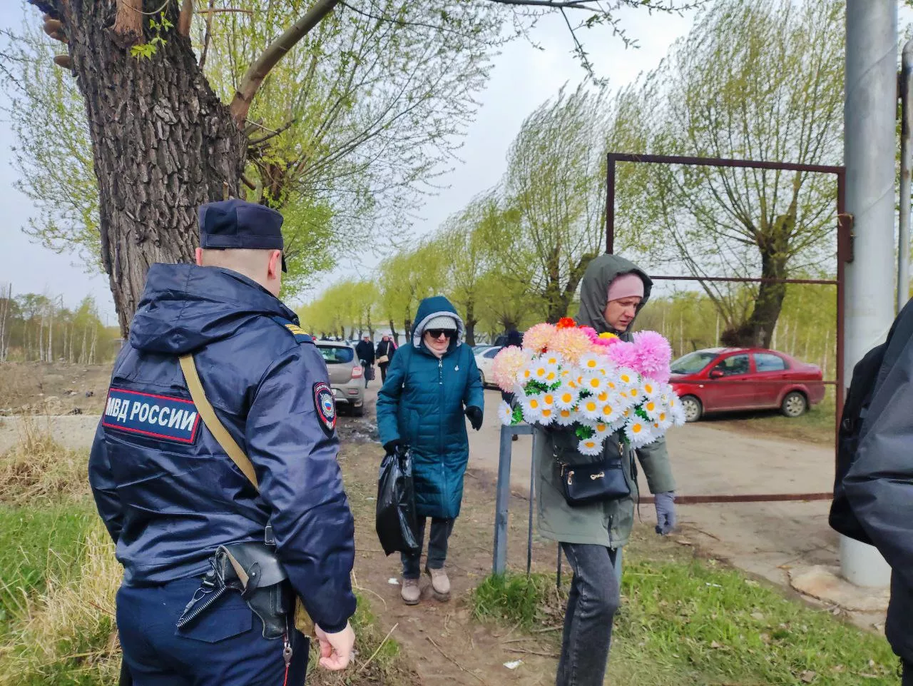 Полицейские Челябинской области обеспечили безопасность в Радоницу