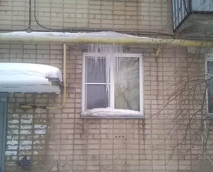 Как снег на голову! Копейчан предупредили о появлении сосулек и сходе снега
