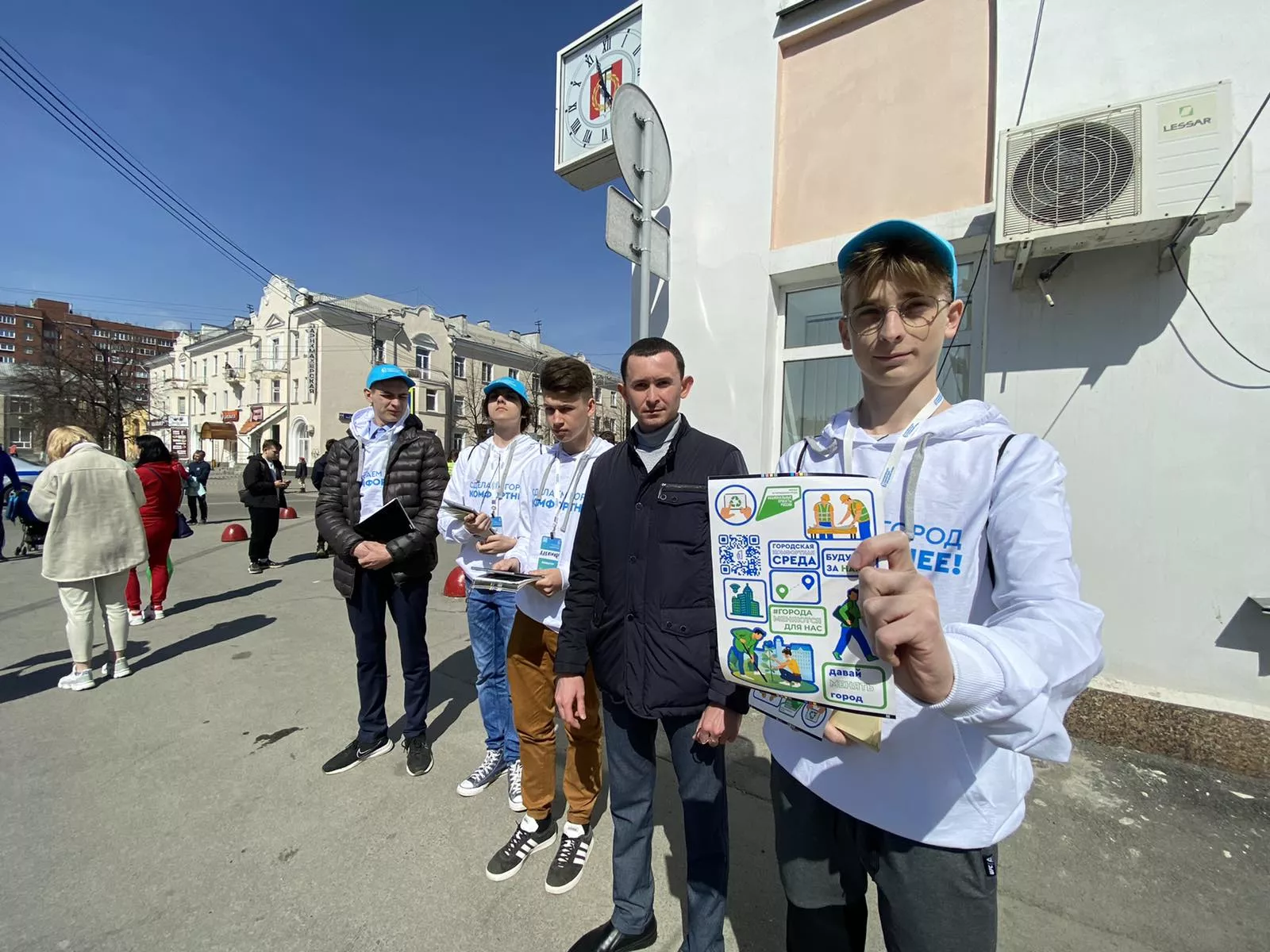 Ищите на площади Красных Партизан волонтеров в белых толстовках