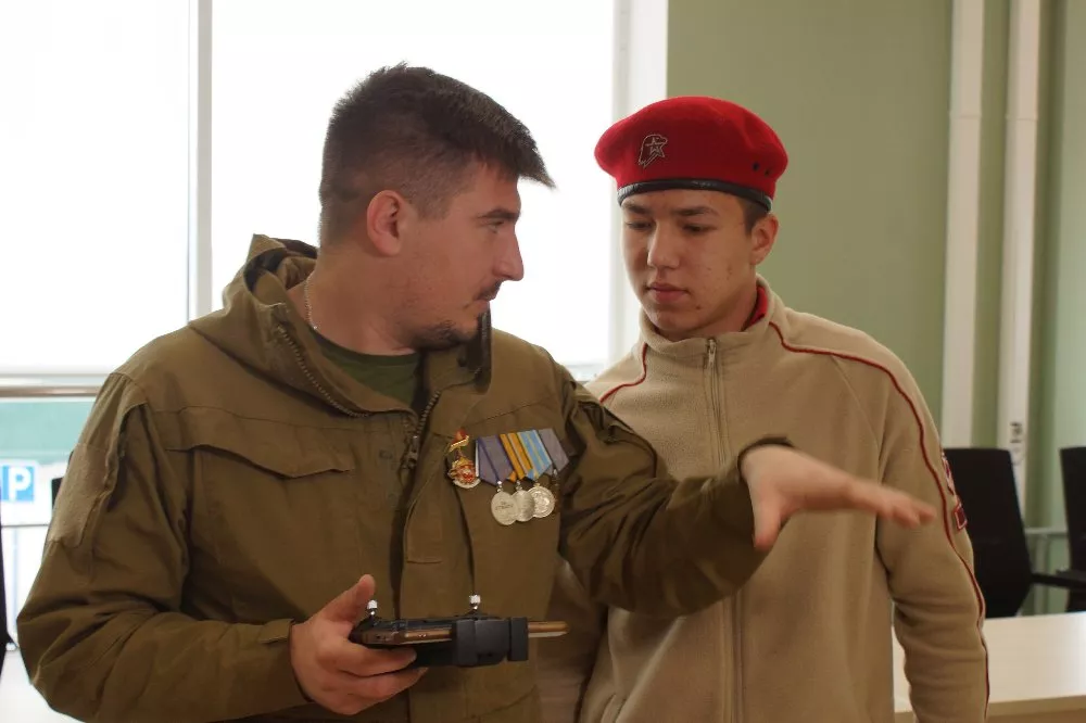 Герой СВО Алексей Рожков провел мастер-класс для юнармейцев по управлению БПЛА