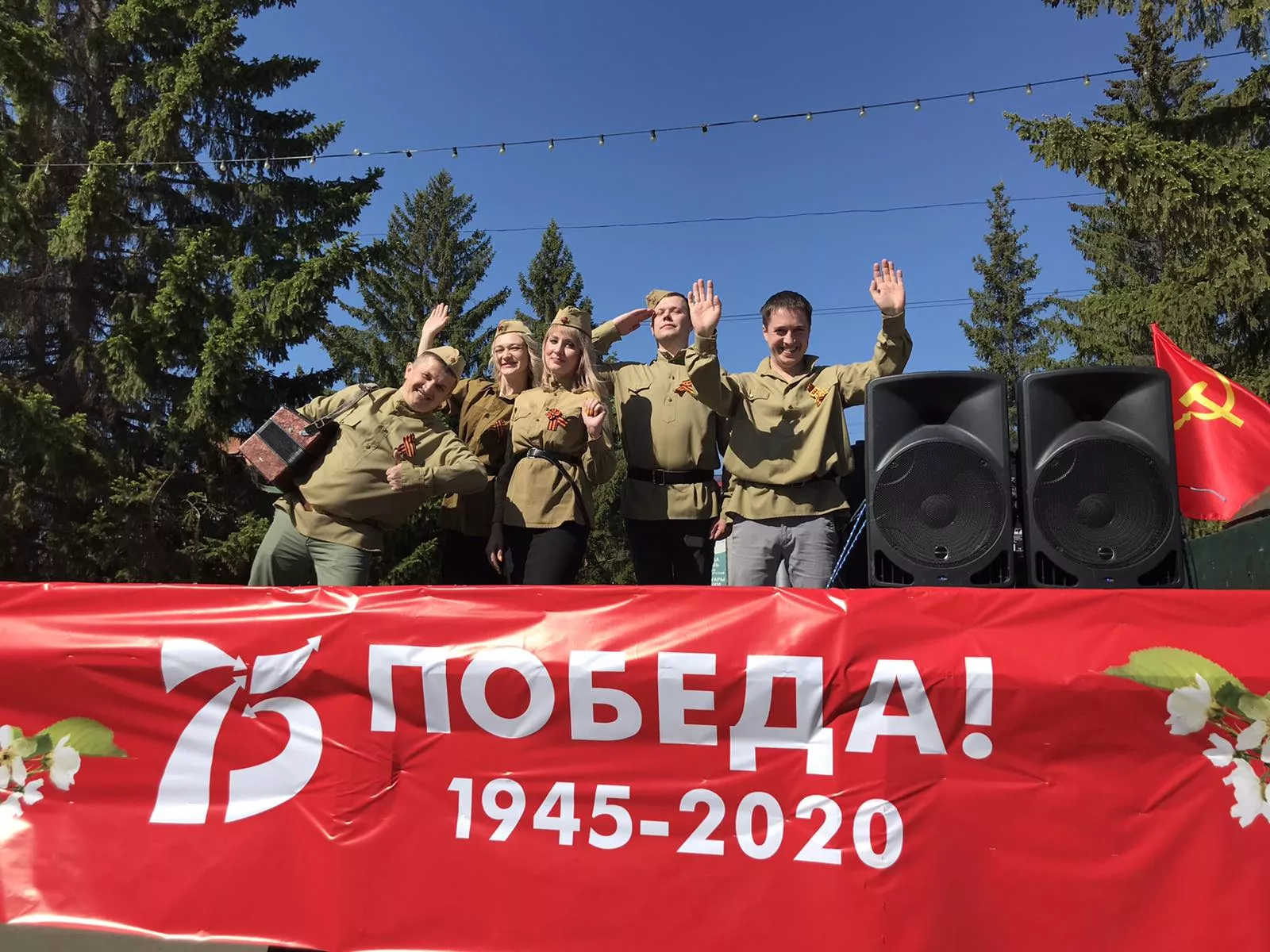 По улицам Копейска в День Победы проехала передвижная творческая бригада