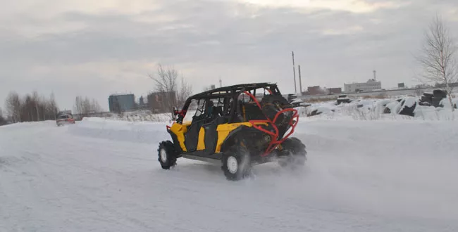 Дети катаются на квадроциклах