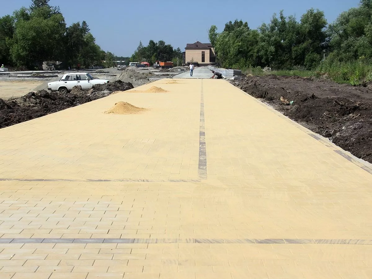 Копейский парк преображается. Началась укладка плитки