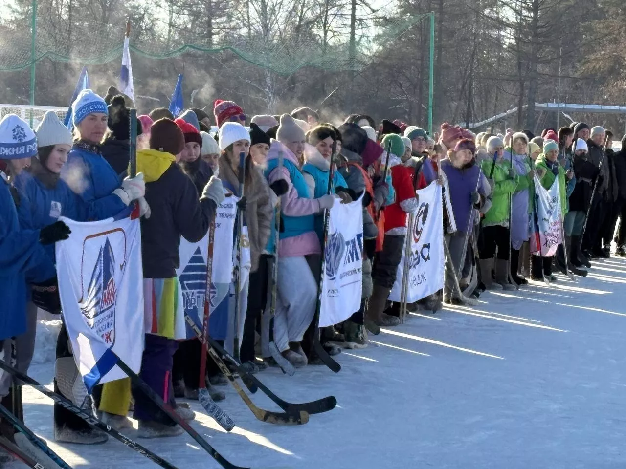 В Копейске прошел турнир по хоккею на валенках среди педагогов «Профсоюзы на льду-2026»