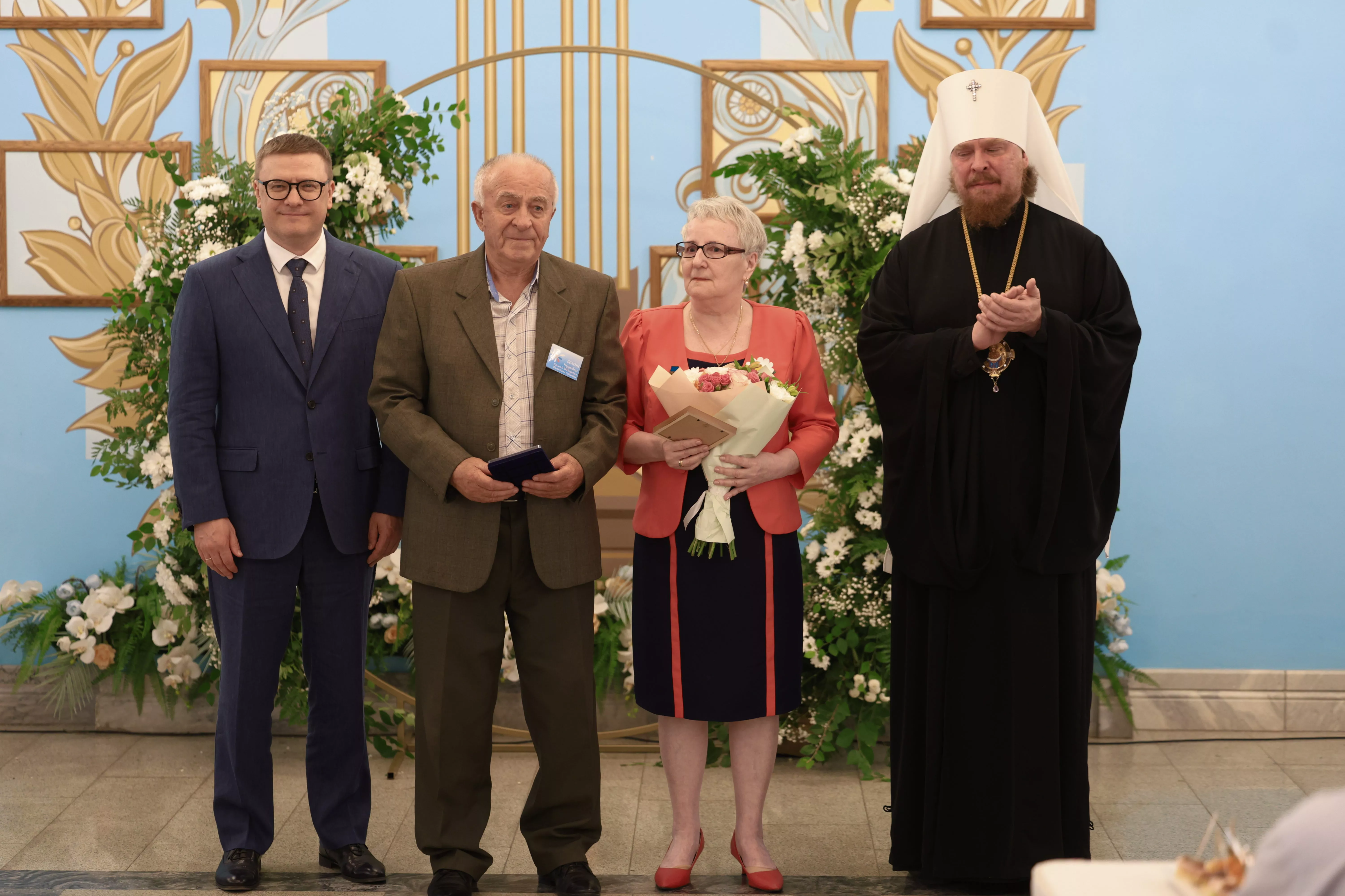 Губернатор вручил копейской семье медаль "За любовь и верность"