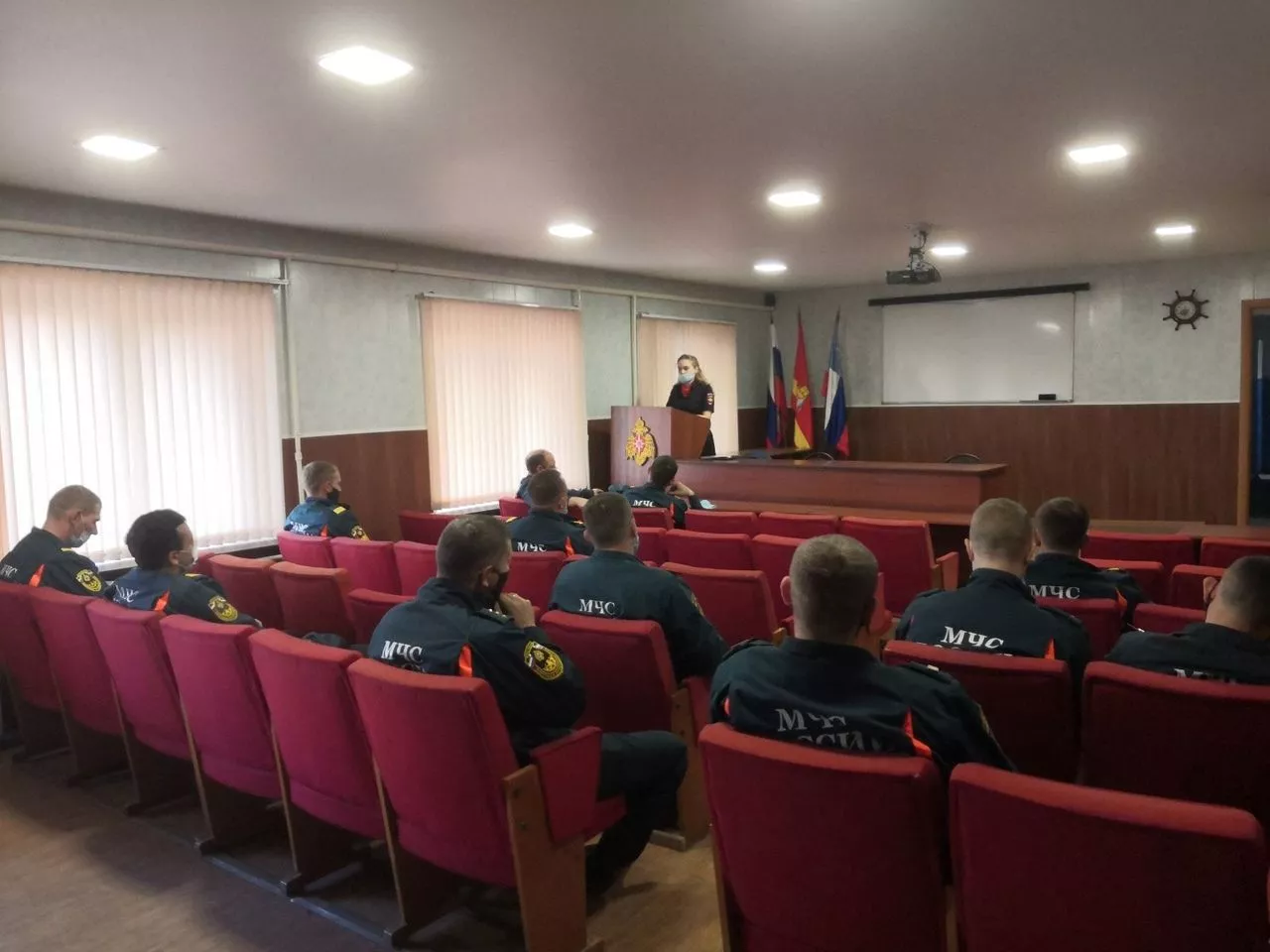 Сотрудники ГИБДД напомнили пожарным правила использования спецсигналов