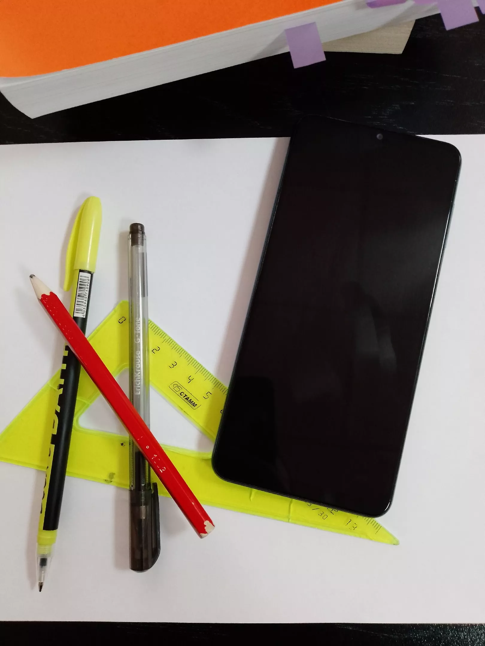 Школьникам запрещено пользоваться телефонами на уроке