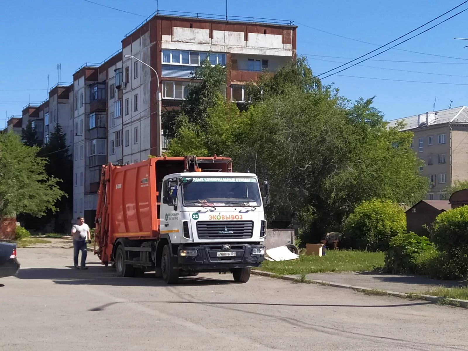 Андрей Фалейчик потребовал от ЦКС вывести на линию больше мусоровозов