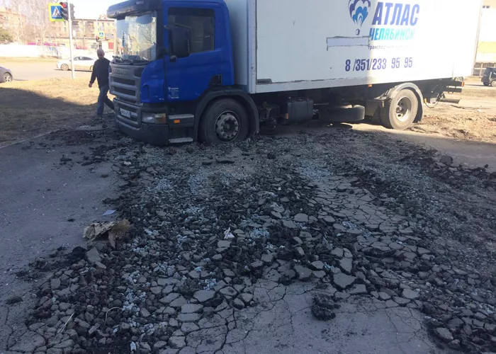 Грузовик застрял в центре Копейска