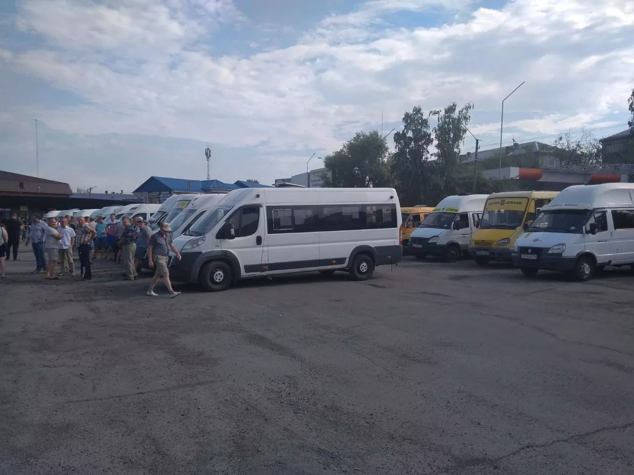 В администрации объяснили, почему маршрутки не пускают на территорию автостанции