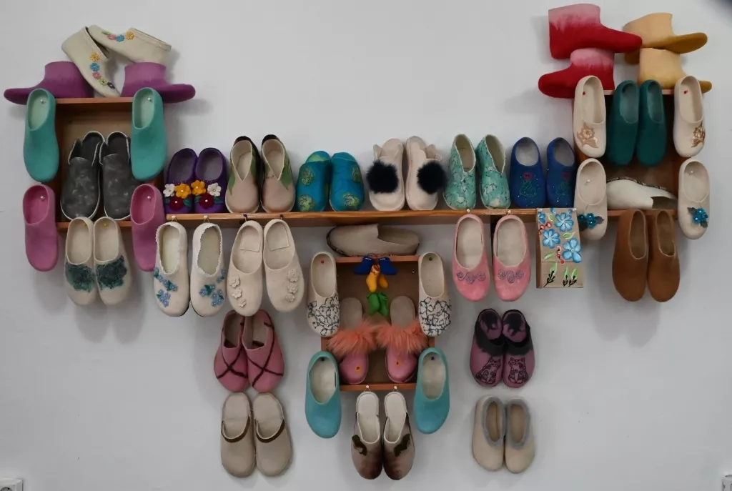 Жители Горняка освоили валяние обуви, мыловарение и современные техники рисования