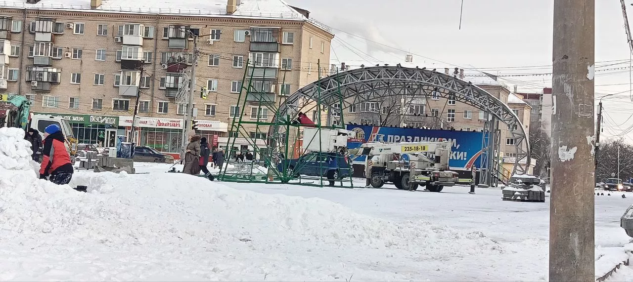 В Копейске устанавливают главную ёлку