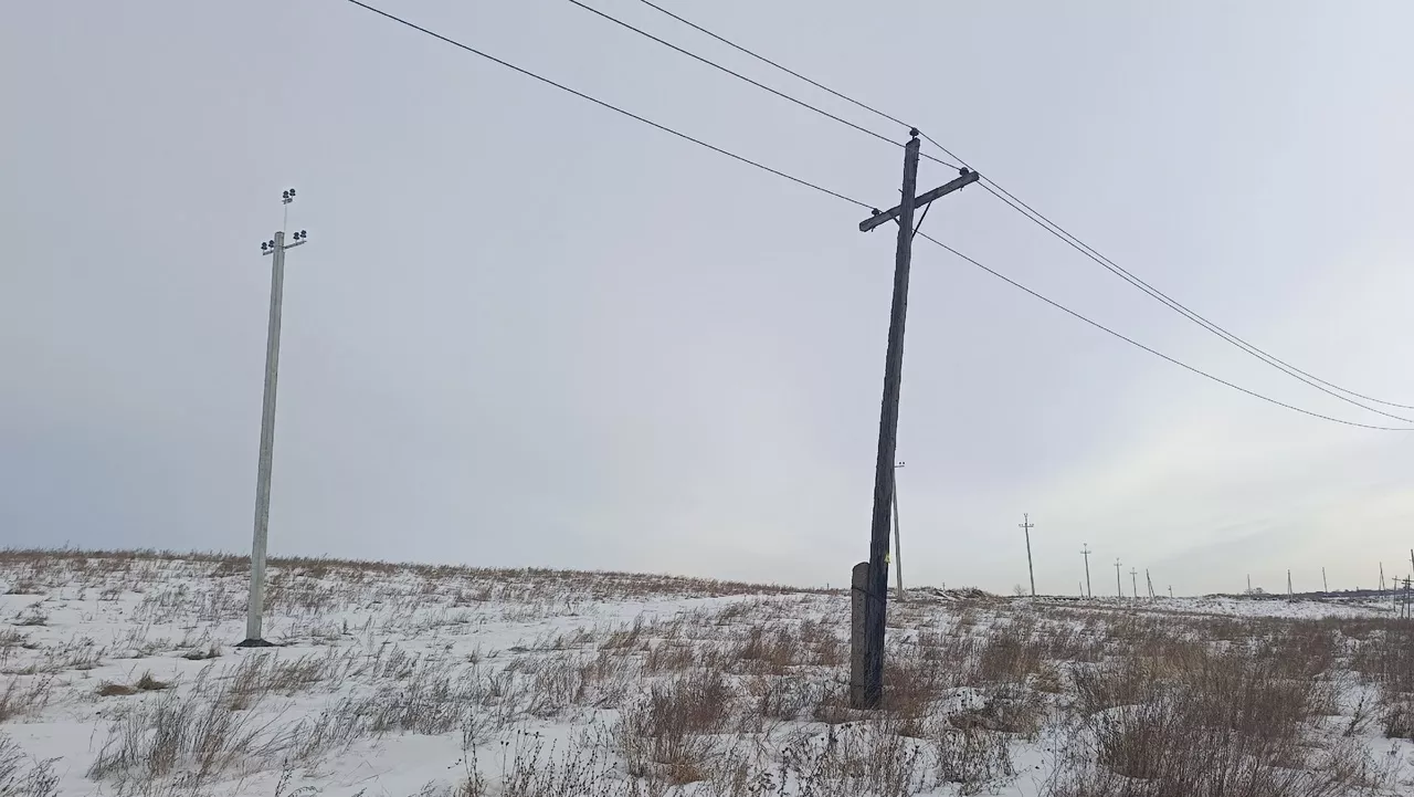 В Копейске продолжается установка новых опор освещения