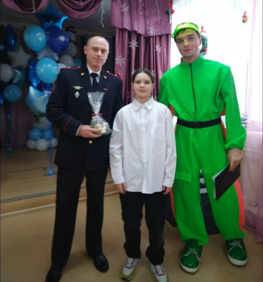 Полицейский Дед Мороз принёс праздник в детский центр Копейска