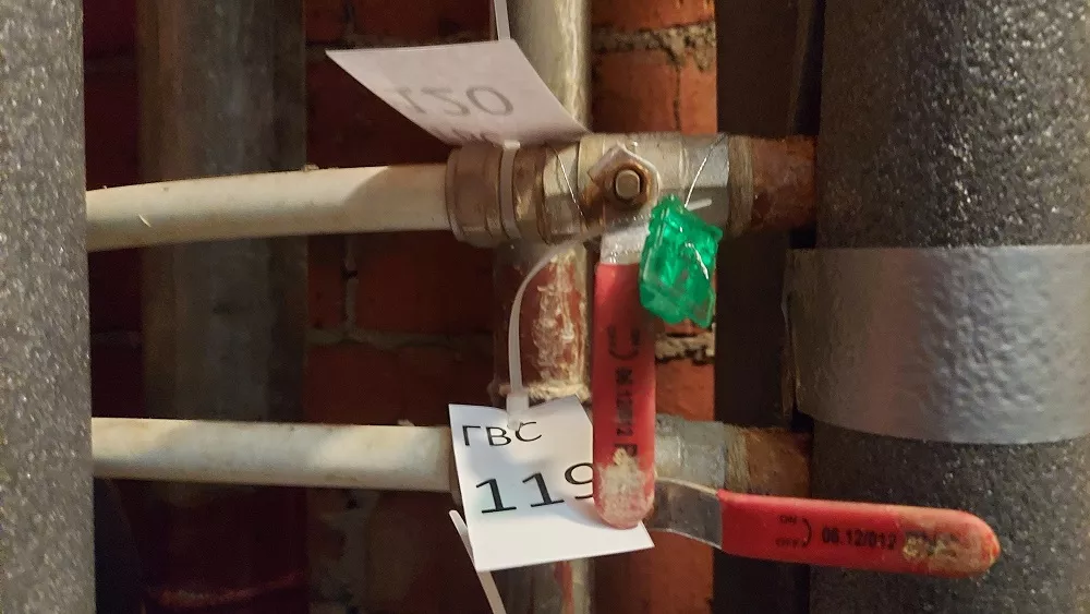 В Челябинске начали отключать горячую воду за неуплату