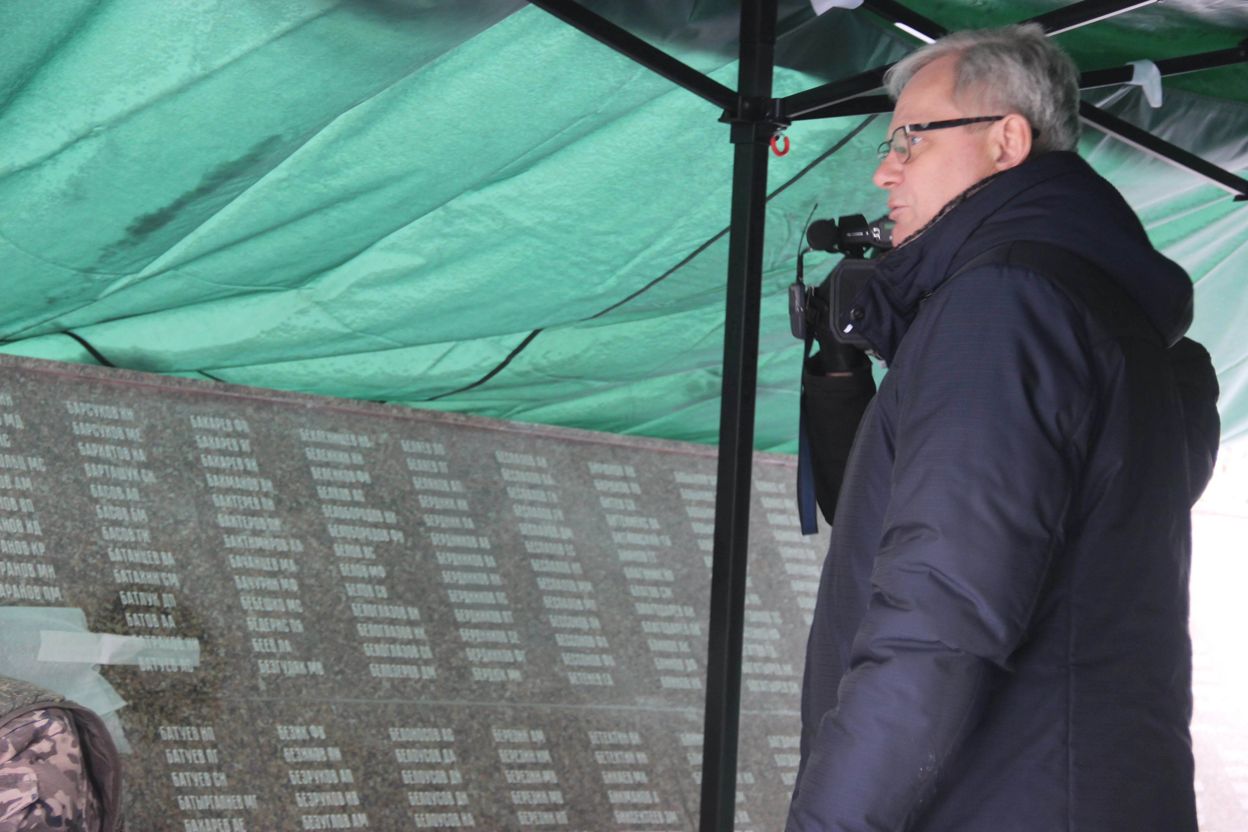 В Копейске продолжается обновление памятника «Книга памяти»