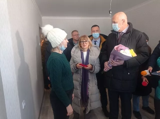 Копейчане получили ключи от новых квартир из рук замгубернатора