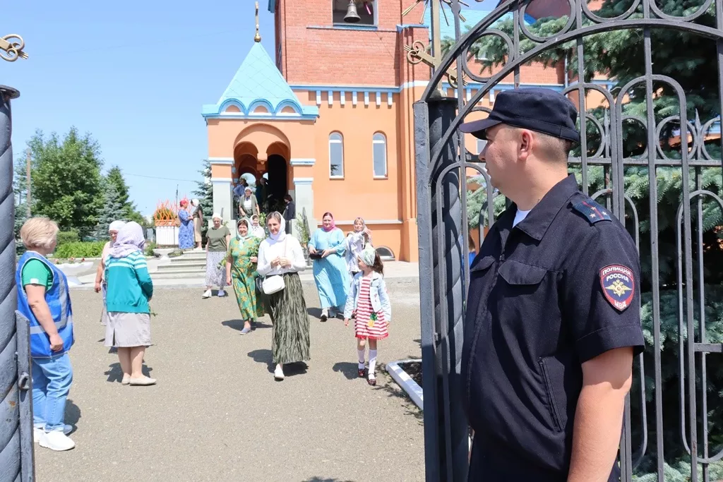Правоохранители обеспечили безопасность южноуральцев во время празднования Святой Троицы
