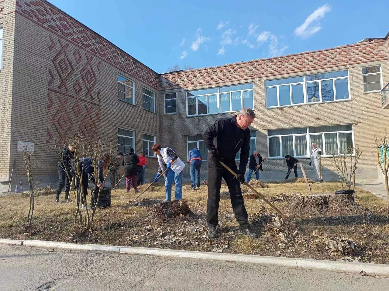 Глава города вышел на субботник