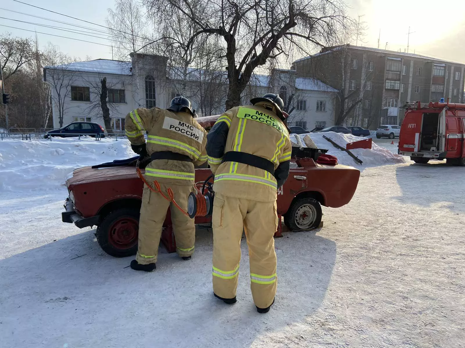 Спасатели Копейска за 7 минут достали из попавшего в аварию автомобиля двух зажатых в кабине пассажиров