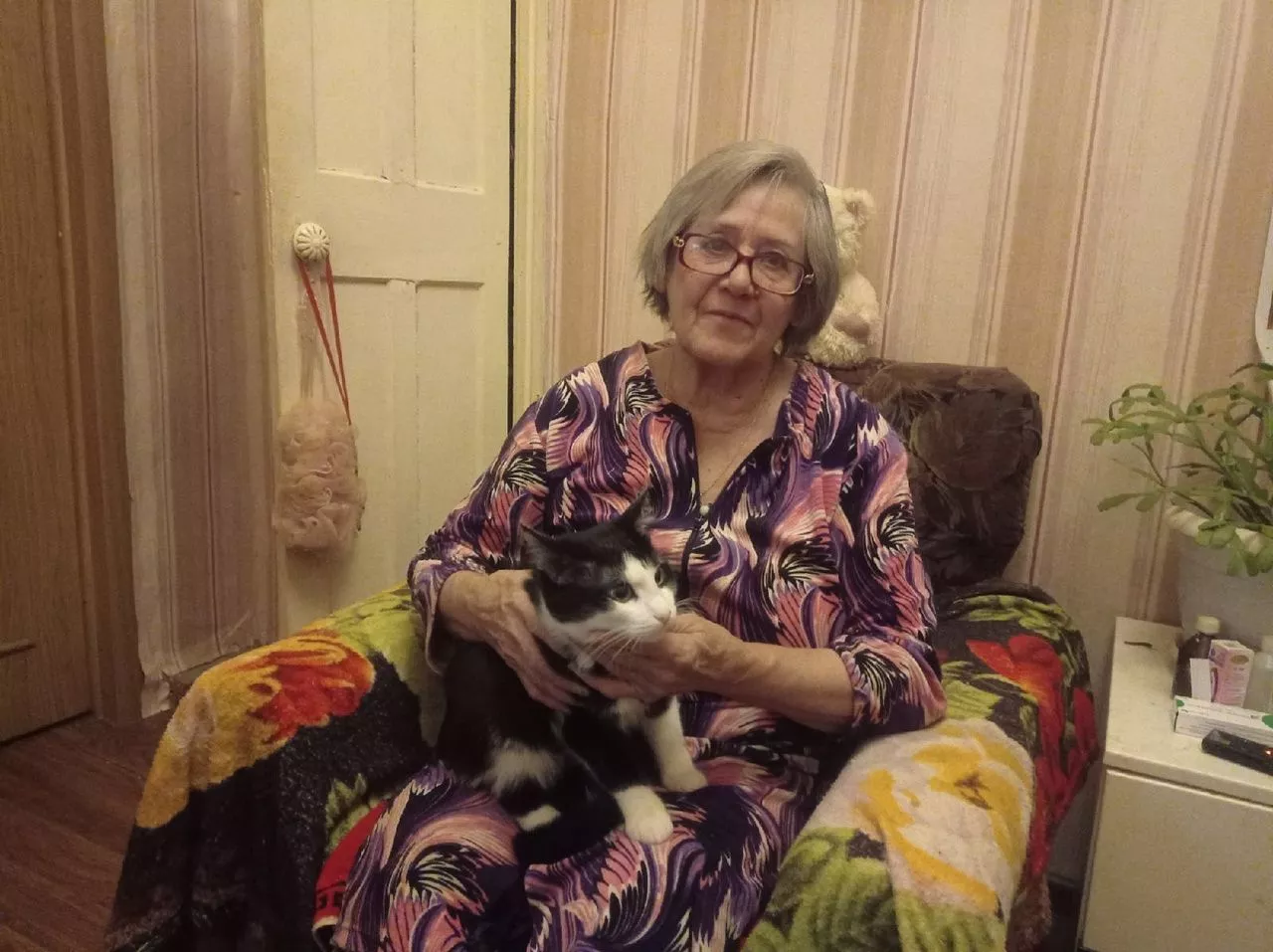 «Мама, освободите жилье!». Пожилую копейчанку не дали выселить из квартиры