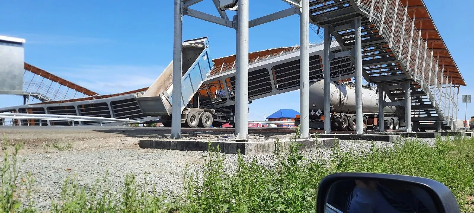 На трассе «Челябинск-Курган» прямо на проезжую часть рухнул пешеходный мост