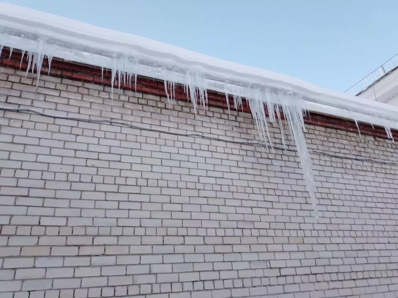 В Копейске продолжают очистку кровель от снега