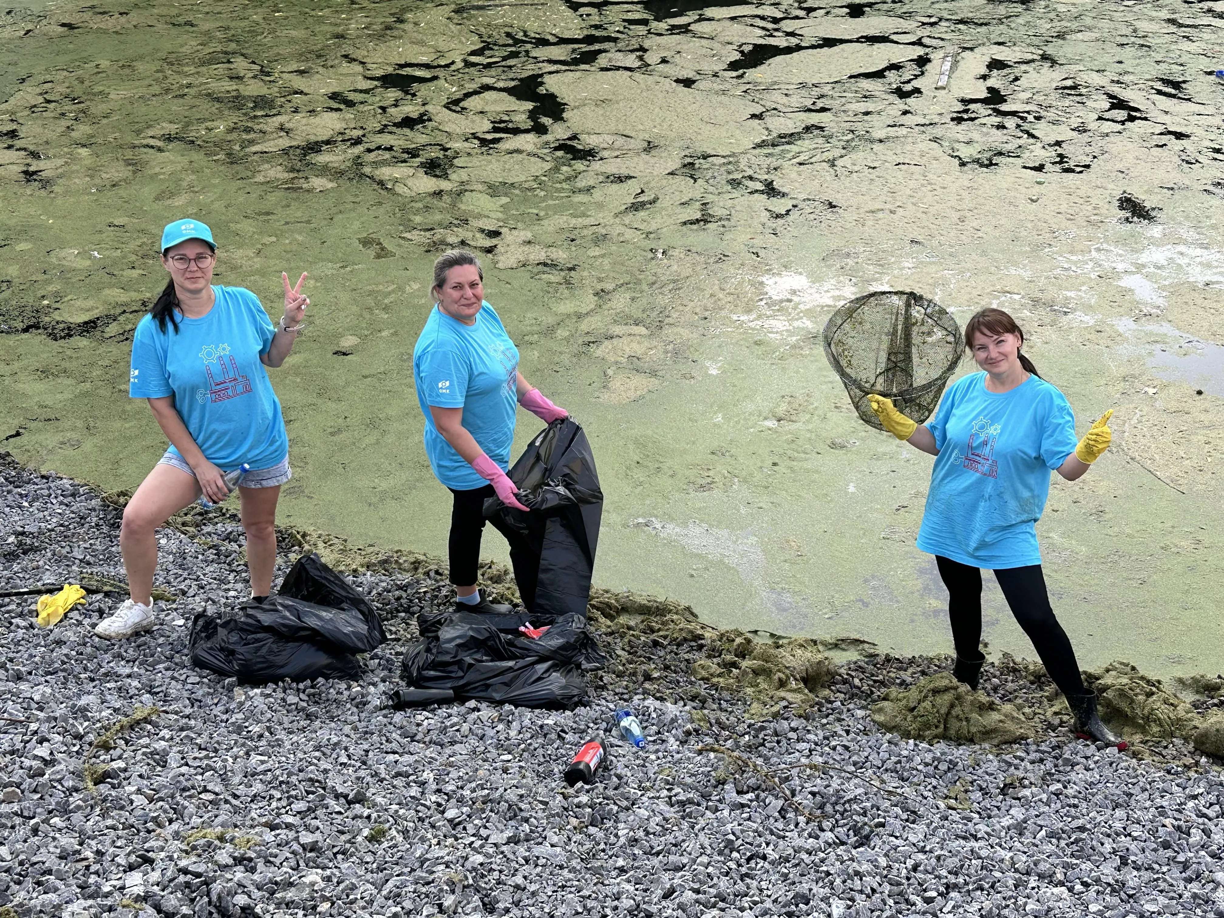 Волонтеры челябинского завода очистили карьер в поселке Новосинеглазово