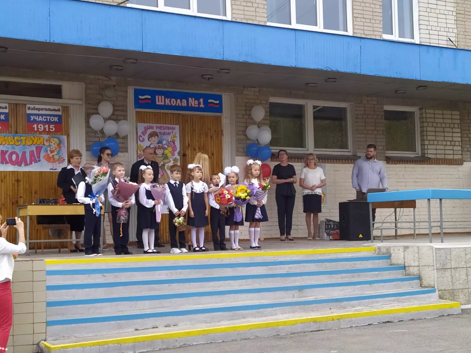 С Днем знаний! В копейских школах проходят праздничные линейки