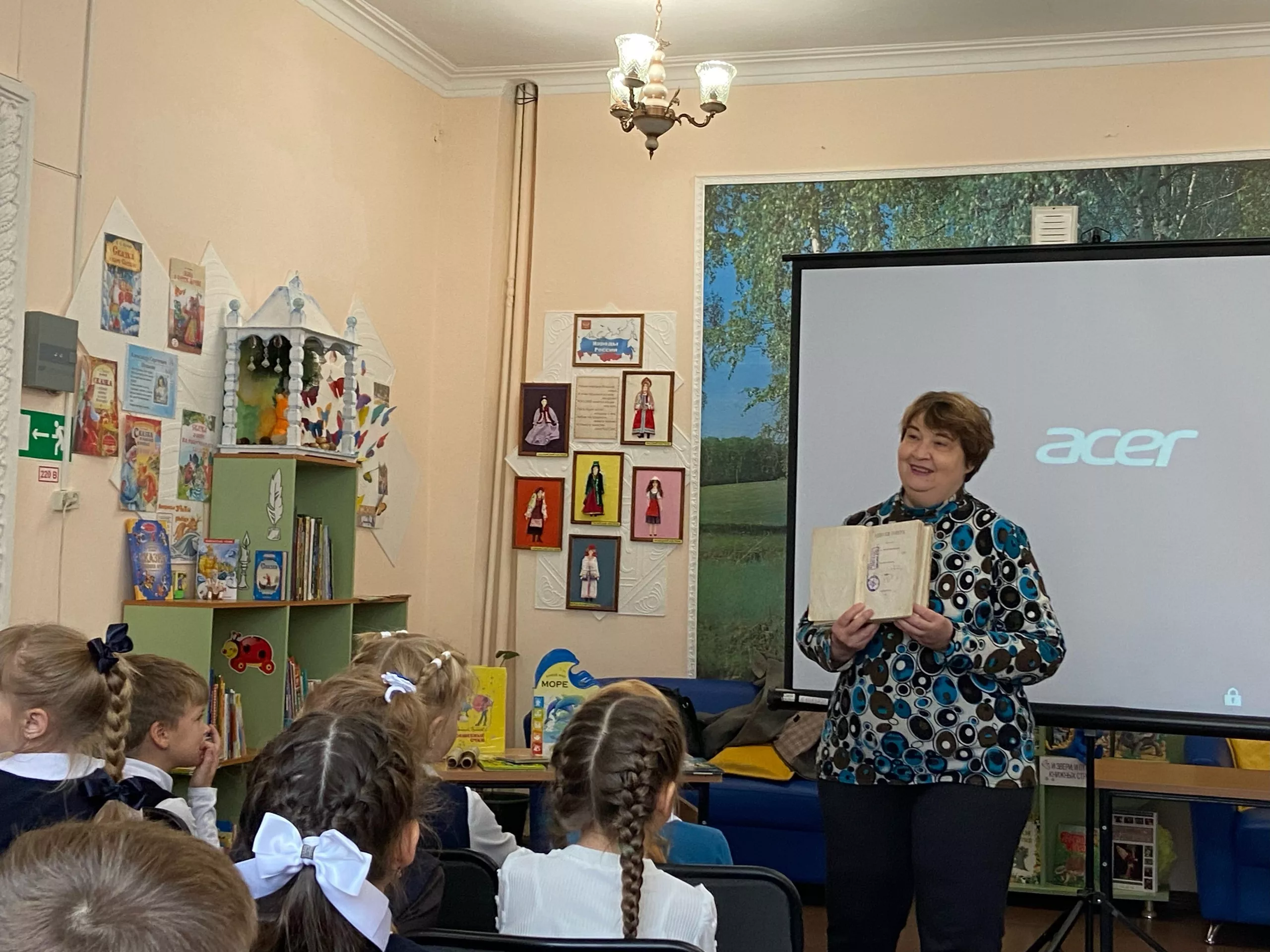 В Копейске первоклассников познакомили с библиотекой