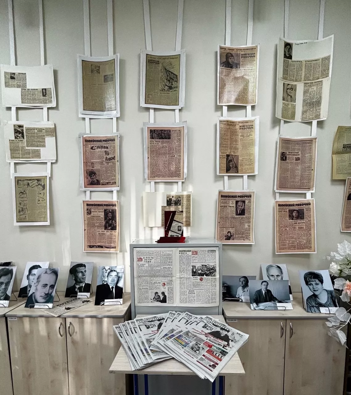 «Копейский рабочий» представил книгу о своих сотрудниках в честь 95-летия газеты