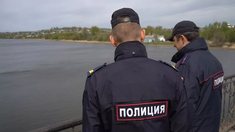 Полицейский из Копейска спас мужчину, тонущего в ледяной воде