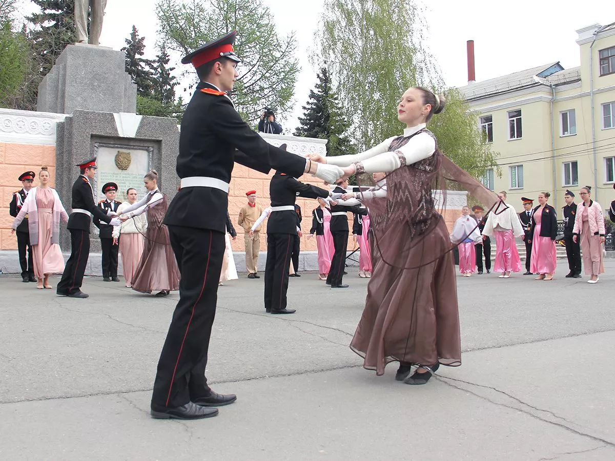 Кадеты копейских школ приняли участие в «Вальсе Победы»
