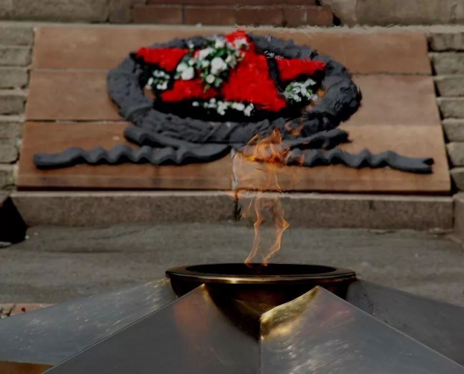 В Копейске возложили цветы к Вечному огню
