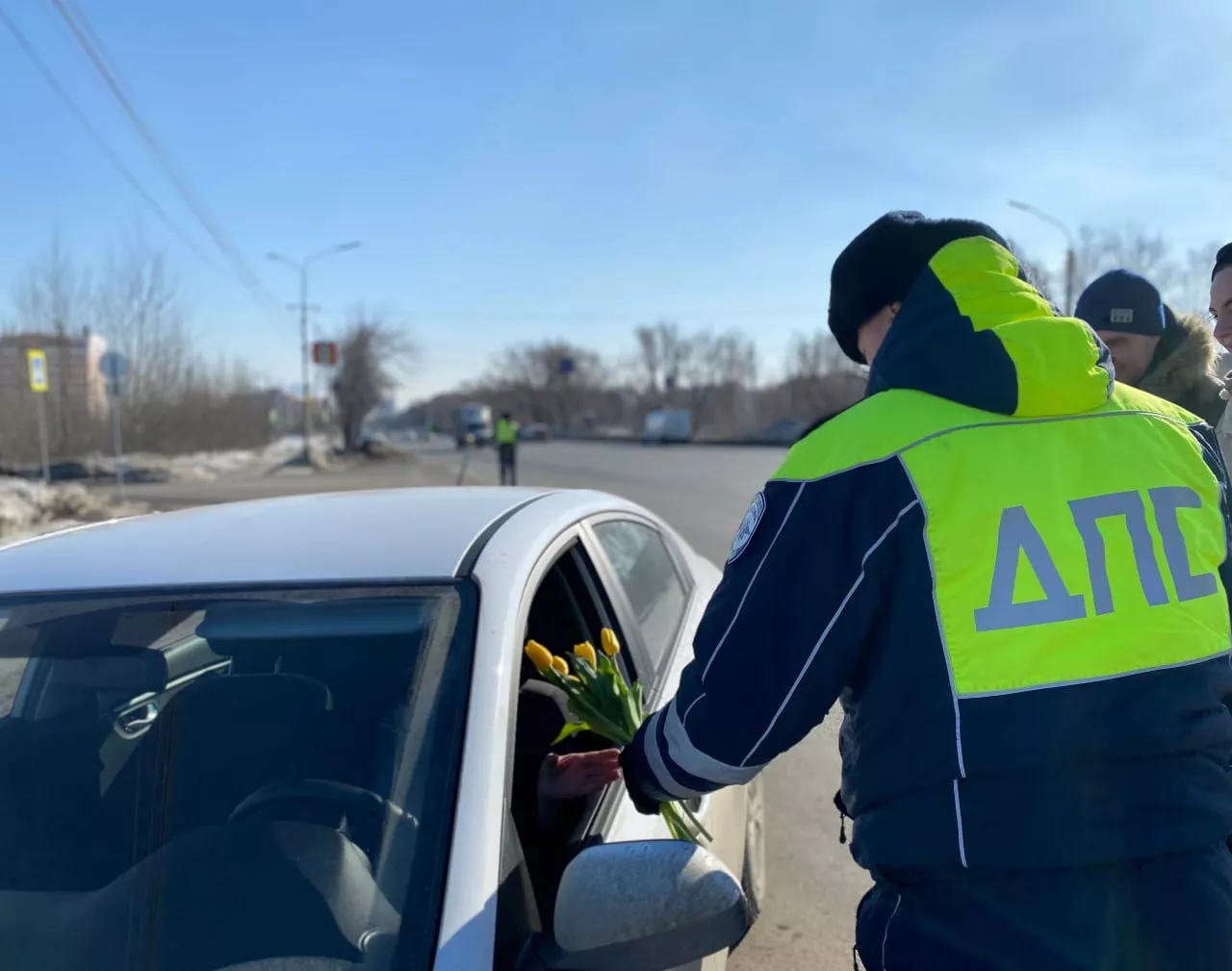 Традиционная акция «Цветы для автоледи» в преддверии 8 Марта