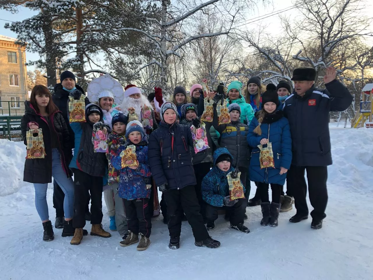 Ватерпольная «Уралочка» подарила праздник детям