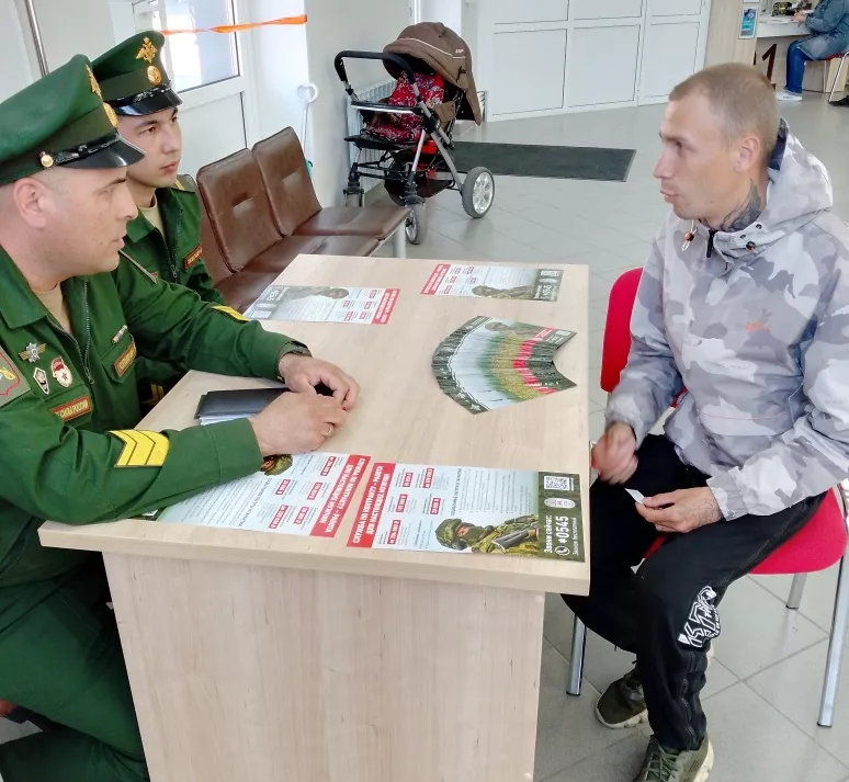 Сегодня в здании МФЦ города Копейска работает мобильный пункт отбора на контрактную службу