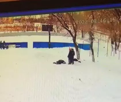 В Копейске третьеклассники избили девочку и оставили лежать на снегу
