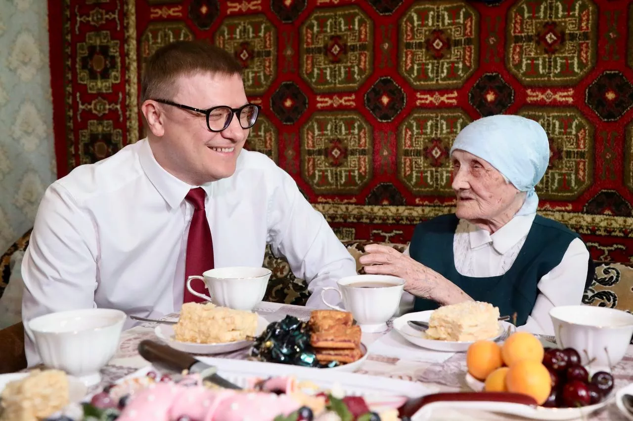 Алексей Текслер поздравил со 100-летием ветерана Великой Отечественной войны