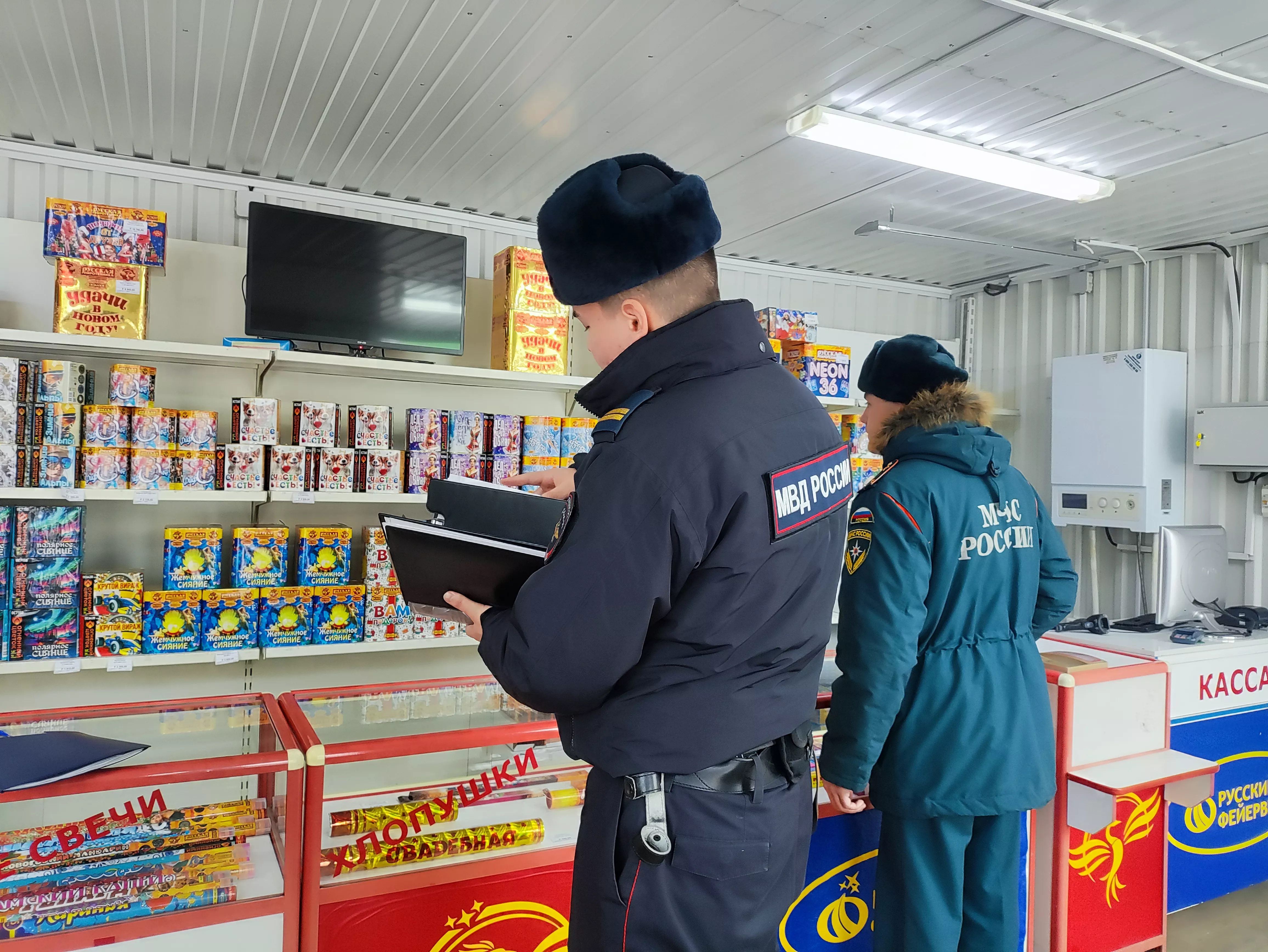 В Копейске проверяют безопасность новогодней пиротехники