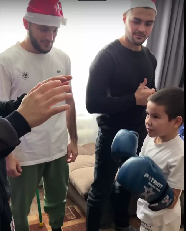 Волшебники с ринга поздравили юного копейчанина с Новым годом