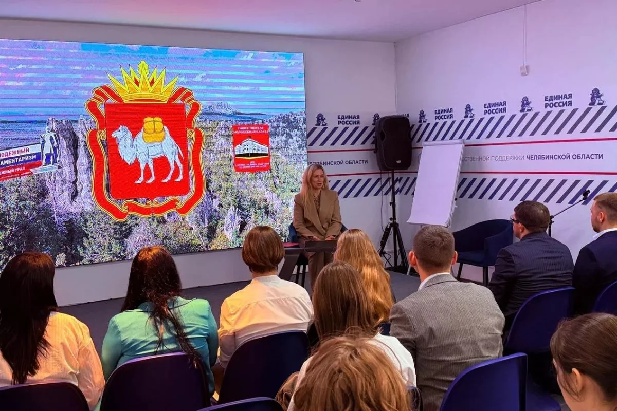 В Штабе общественной поддержки «Единой России» прошла встреча, посвящённая Дню молодёжного парламентаризма