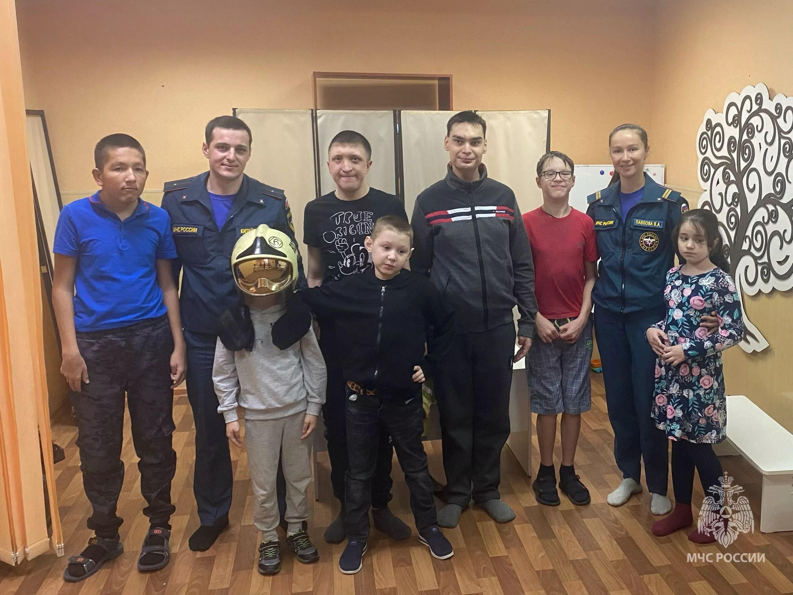 В Копейске спасатели провели занятие с детьми с ограниченными возможностями здоровья 