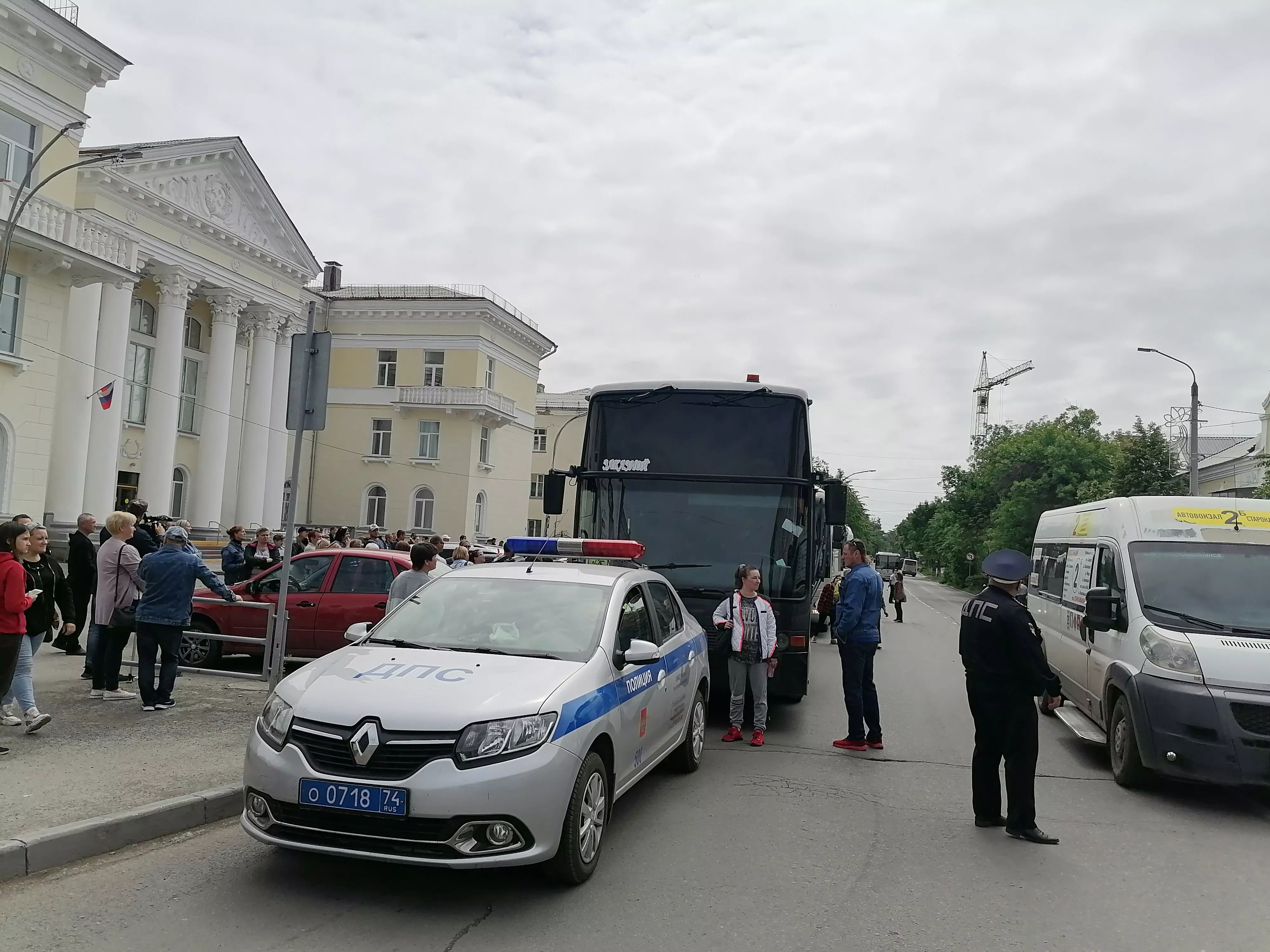 Дети из Копейска в сопровождении машин ГИБДД отправились в детские лагеря