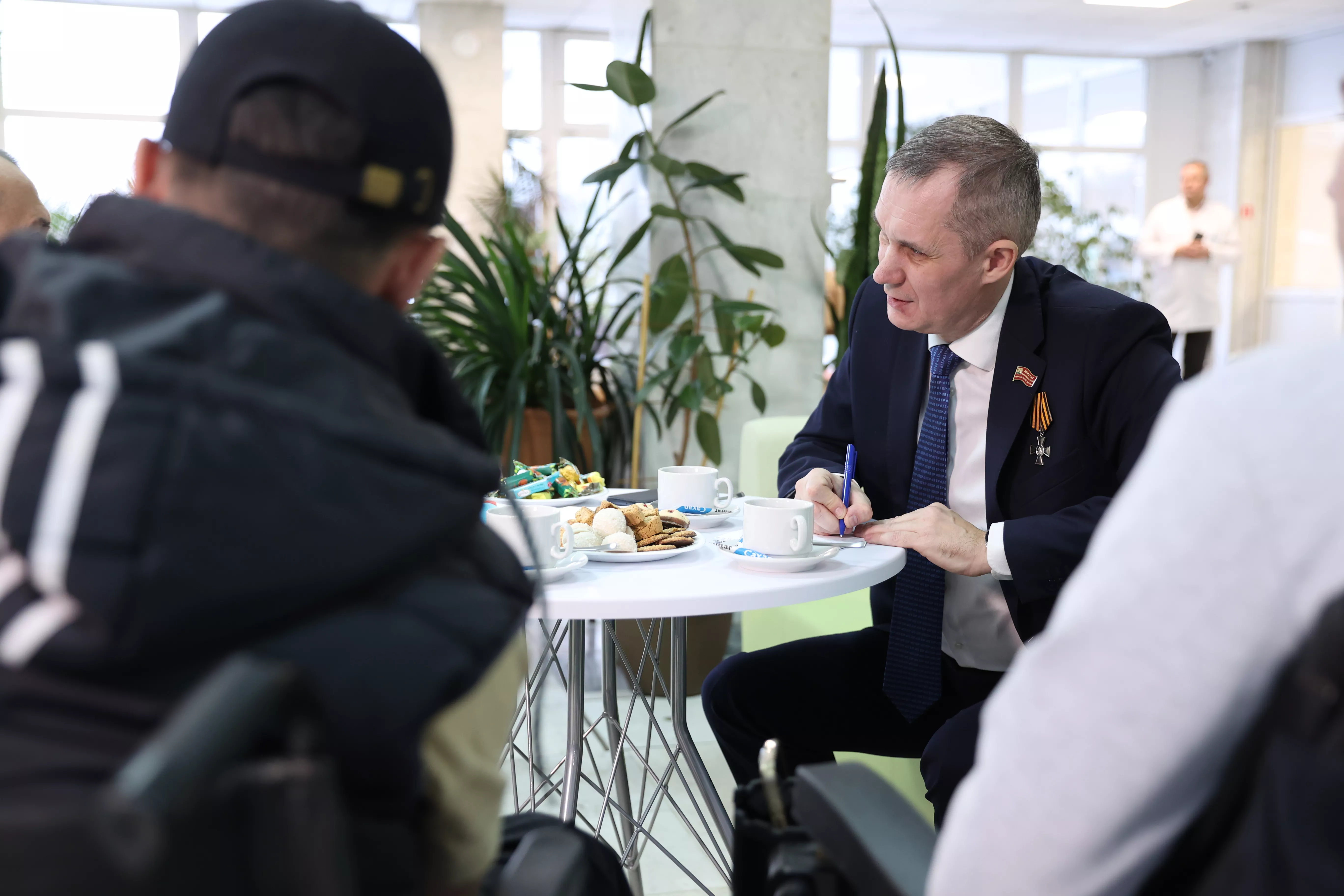 Участник Съезда «Единой России» Сергей Бормотов встретился с бойцами, проходящими лечение в московских госпиталях